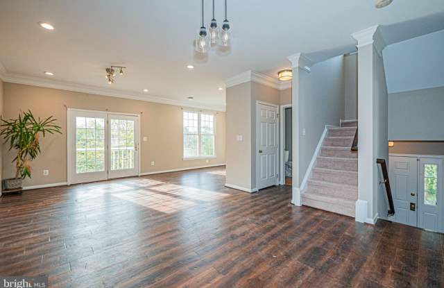 22619 UPPERVILLE HEIGHTS Square Gallery 3