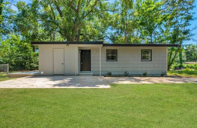 NEWLY RENOVATED 3/1 House w/ Plank Floors Throughout, Gorgeous Kitchen, and Large Yard! Avail NOW for $1350/month! Gallery 1