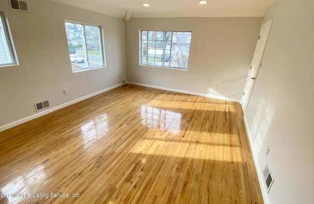 3864 Hylan Boulevard Gallery 4