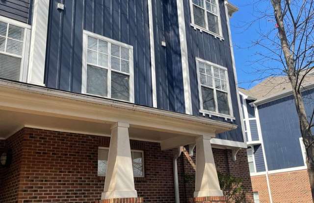 Charming home in the desirable Walnut Hill complex Gallery 4