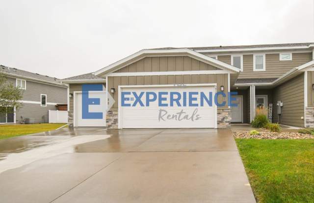 Spacious 3-Bedroom Townhome with Rare 3-Stall Garage! Gallery 1