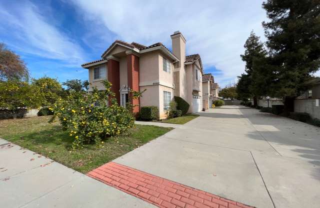 Spacious 4 Bedroom-2.5 Bath, - Fireplace, Yard - Camellia Gallery 3
