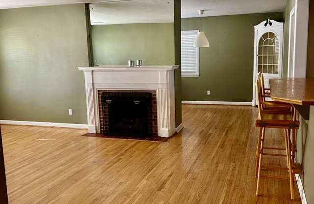 Beautiful 4 bedroom 3 bathroom home in Historic University Heights Subdivision Gallery 3