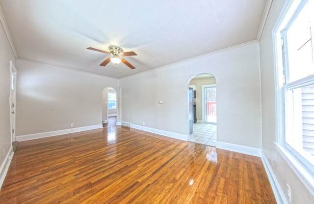 Adorable 2 Bedroom 1 Bath Home Gallery 4