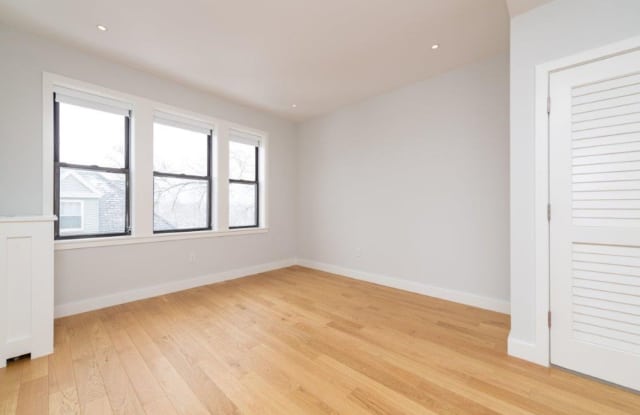 Unique and Unique BU Apt - It's wild what the living room looks like! Gallery 4