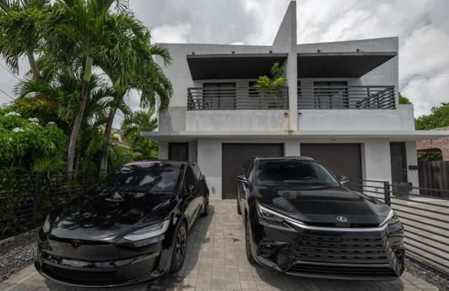 1635 SW 19th Ter photos photos