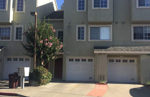 2 bed, 2  1/2 bath townhome with garage in Hayward photos photos