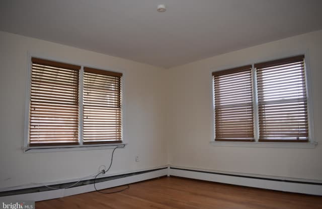 204 E RIDGEVILLE BOULEVARD Gallery 4