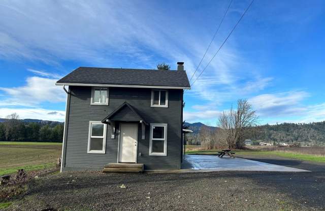 Updated 4 Bedroom House With Country Setting photos photos