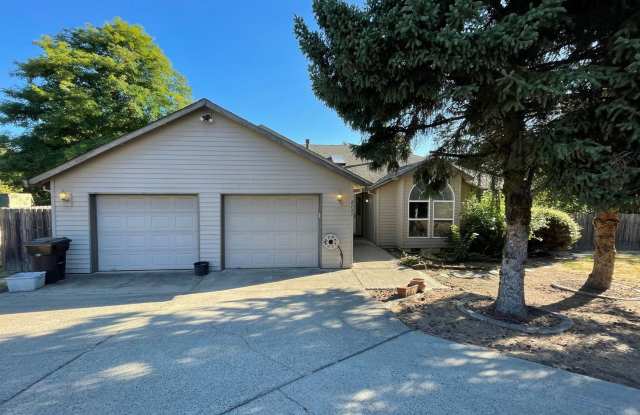 Don't Miss This West Linn Beauty! Formal Living Room~ Entertainer's Kitchen~ Double Fireplace~ Large Deck with Two Sliders~ Two Car Garage~ Large Fenced yard and MUCH MORE! photos photos
