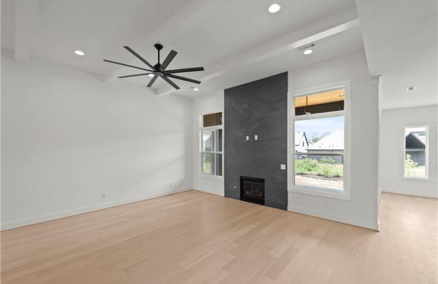 3611 Bearpaw Gallery 4