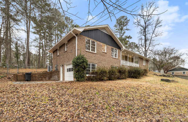 3 Bedroom 2 Bath Home w/ Massive Lot Gallery 4