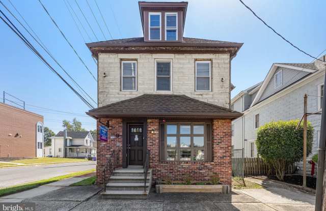 688 N BROAD ST unit: 2 photos photos