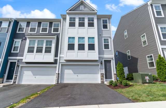 Stunning End-Unit Townhome near Quatico Marine Core Base. Gallery 3