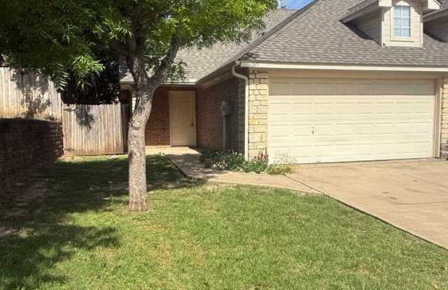 3/2/2 - MODERN Updates - Fresh Paint & Flooring photos photos