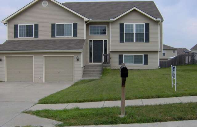 8720 North Paris Avenue - 8720 North Paris Avenue, Kansas City, MO 64153