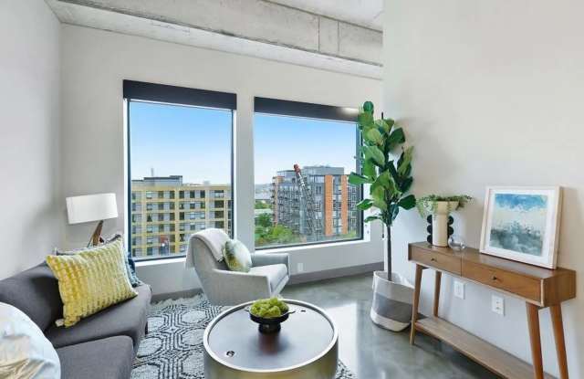 FURNISHED STUDIO IN THE HEART OF THE NORTH LOOP - UTILITIES INCLUDED! Gallery 3