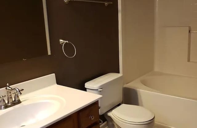 Room in 3 Bedroom Home at McGoogan Ln Gallery 3