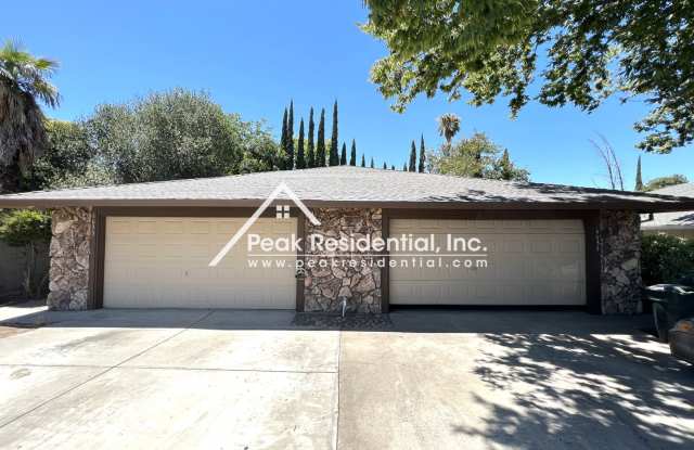 Nice 2bd/1ba Foothill Farms Duplex with 2 Car Garage - 6633 Hillsdale Boulevard, Foothill Farms, CA 95842