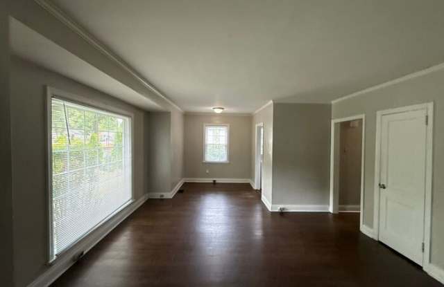 1412 Claridge Lane Gallery 4