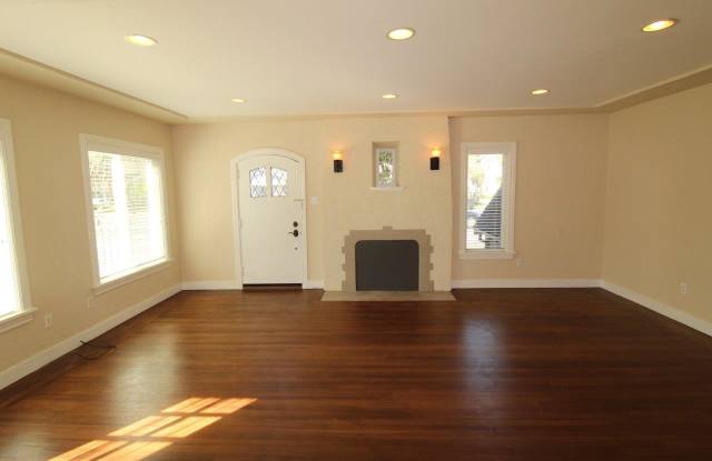 Concord Beautiful 2 bedroom 1 bath home walk to Downtown shopping & dining! Gallery 4
