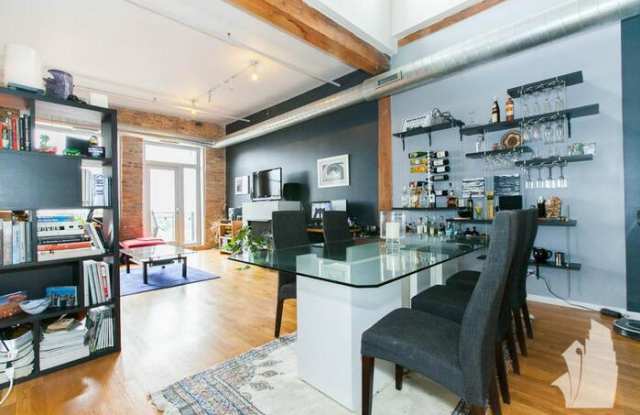 328 South Desplaines Street Gallery 3