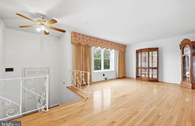 3242 PARKVIEW Drive Gallery 4
