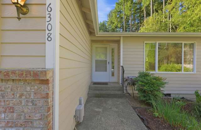 Charming 2-Bedroom Gig Harbor Duplex in a Peaceful Wooded Setting Gallery 3