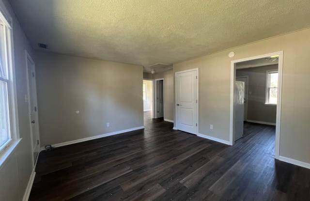 Cute 2 bedroom 1 bath duplex that is centrally located! Gallery 4