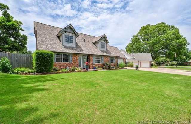 Discover this beautiful 4 bedroom, 2 bath home nested in the heart of Tulsa! Gallery 3