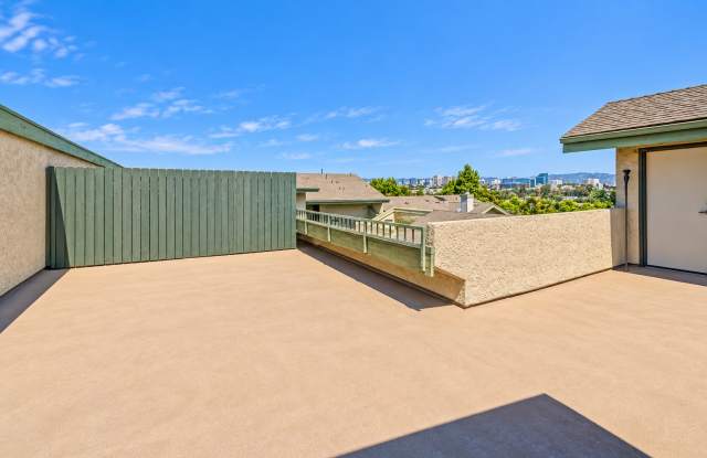 2-STORY PENTHOUSE 3BR2.5BA w/ LOFT! BRIGHT & SPACIOUS, CORNER UNIT CONDO W/ HUGE PRIVATE ROOFTOP DECK, 2 BALCONIES & 2-CAR GATED PARKING CLOSE TO SANTA MONICA AIRPORT, PARKS, SHOPPING, RESTAURANTS & EASY FREEWAY ACCESS! Gallery 4