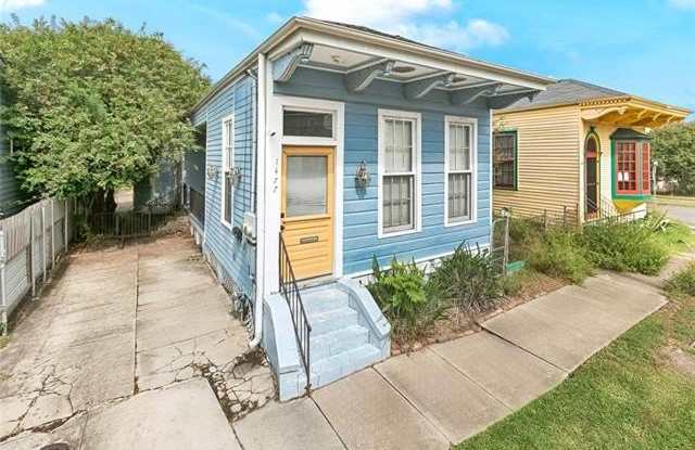 1477 N PRIEUR Street photos photos