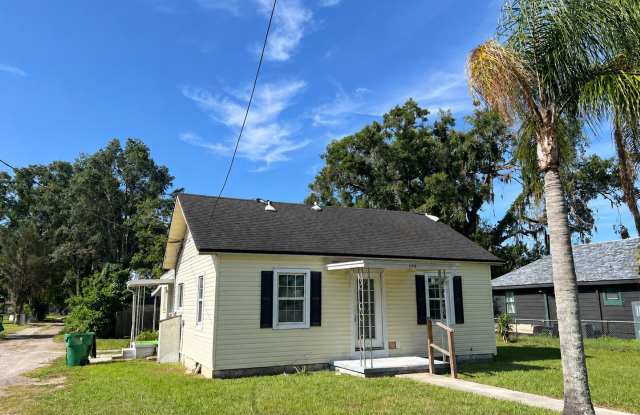 Spacious 3BR/2BA Home w/ HUGE Kitchen, Den & Large Carport! Gallery 1