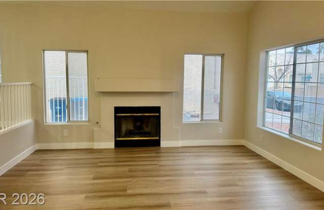 BEAUTIFUL OPEN FLOOR PLAN. 3 BEDROOMS, 2.5 BATHROOM. LOCATED SOUTHWEST. NEAR SHOPPING, SCHOOLS AND THE 215 Gallery 4