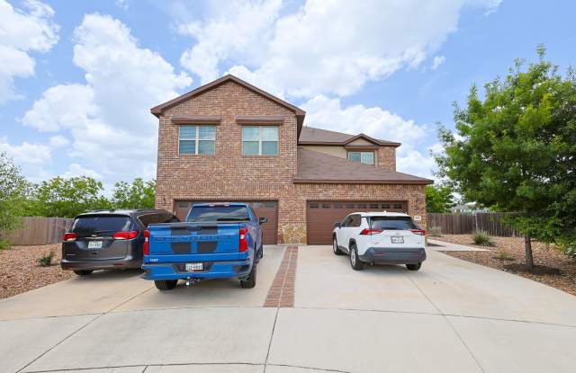 Large Modern Four Bedroom Duplex - 426 Creekside Curve, New Braunfels, TX 78130