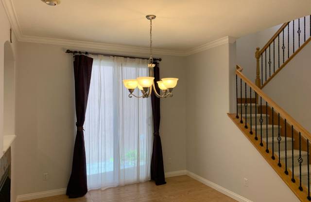 3 Bedrooms 2.5 Bathrooms Townhouse Gallery 4