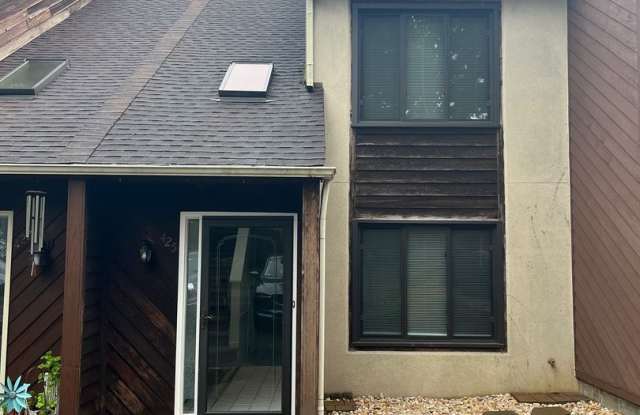 2bed 1.5 Bath Townhouse Gallery 1