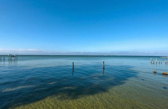 Beautiful 3B/3.5B Waterfront Fully Furnished Home available for Long-Term Rental! Gallery 4