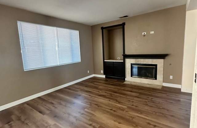 Gorgeously upgraded 4 bedroom home in Hunter's Ridge Gallery 4