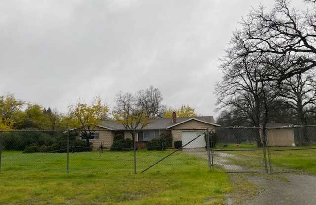 Nice Ranch Style House on 1 acre!! - 11930 Bow Lane, Shasta County, CA 96003