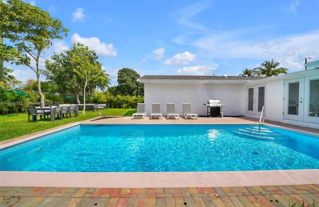 18280 NE 8th Ave photos photos