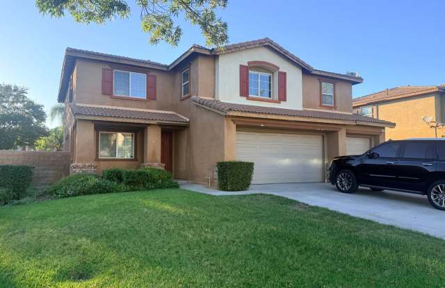 HUGE RENTAL HOME WITH SWIMMING POOL & 3-CAR GARAGE! Gallery 1