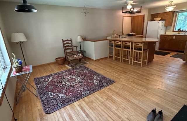 3 Bed, 2 Bath , 2 stall garage - Fenced in backyard Single Family Home in Northfield Gallery 3