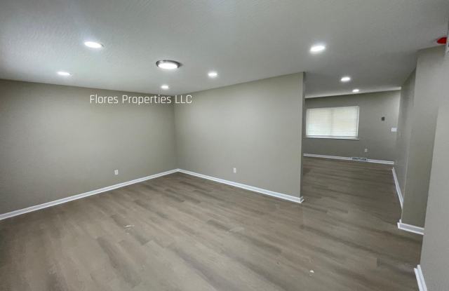 Modern Finishes & Hardwood Floors – 4BR Columbus Gem Gallery 3