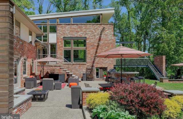 1127 WINDING Drive Gallery 4