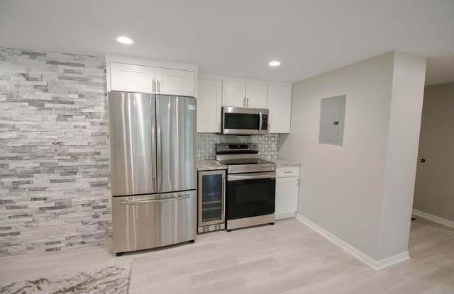 Modern 1BR with Downtown Views, Parking & In‑Unit Laundry Gallery 3