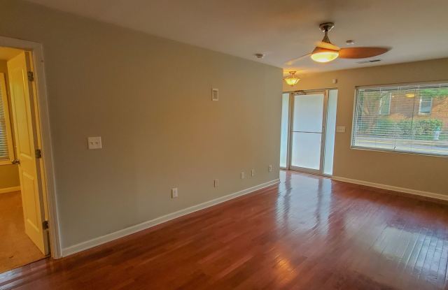 Preleasing for Fall 2027 - Live in a Legend! Historic 4-Bed “Tight Pockets” House – Walk to Downtown & UGA! Gallery 4