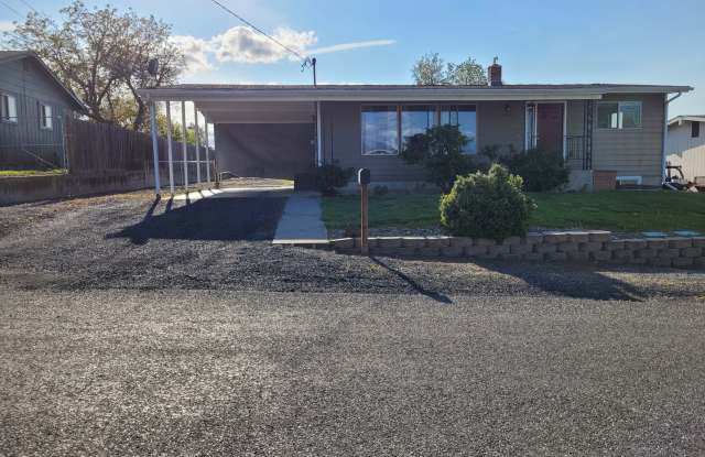**For Rent: Spacious 4-Bedroom Home with 2 Family Rooms  Huge Backyard!** photos photos