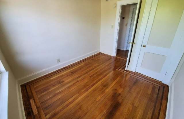 246 Mineola Boulevard Gallery 3