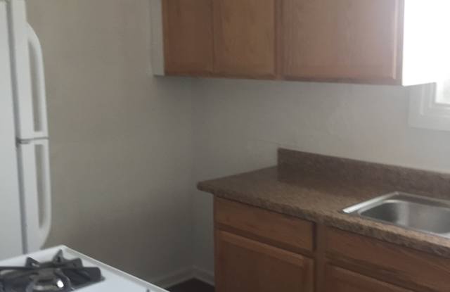 First floor 1 Bedroom with Parking-South York near Jackson Elementary - 728 South Duke Street, York, PA 17401